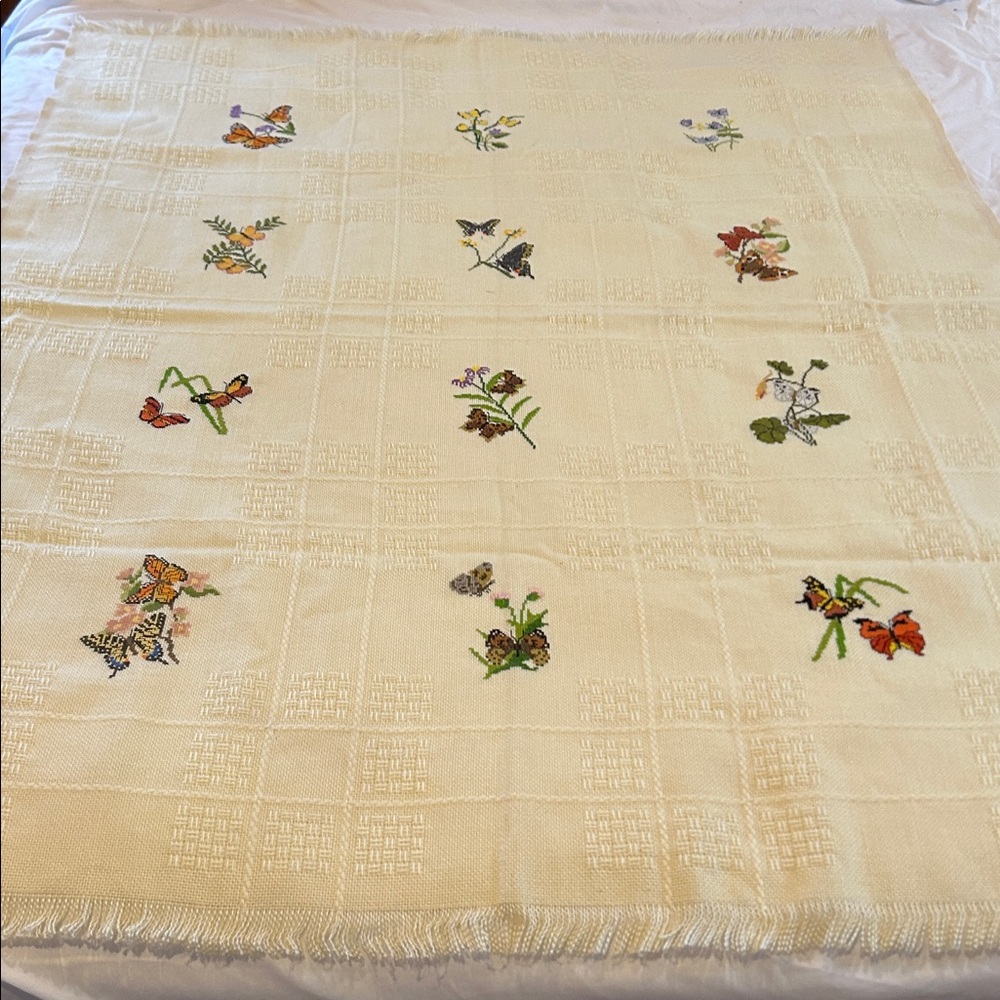 OOAK Hand-Embroidered Cross-Stitched on Homespun Style Tablecloth Throw 1980-90s - Picture 2 of 10